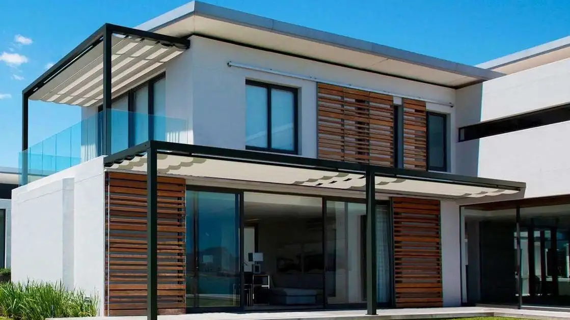 Pergola à toile Pergo 120 sur structure noire devant une maison contemporaine