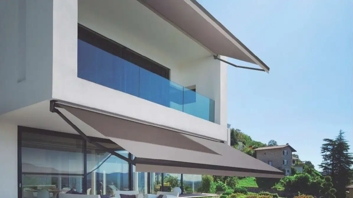 Stores bannes loggia Select 200 déployés sur deux niveaux d’une maison avec piscine